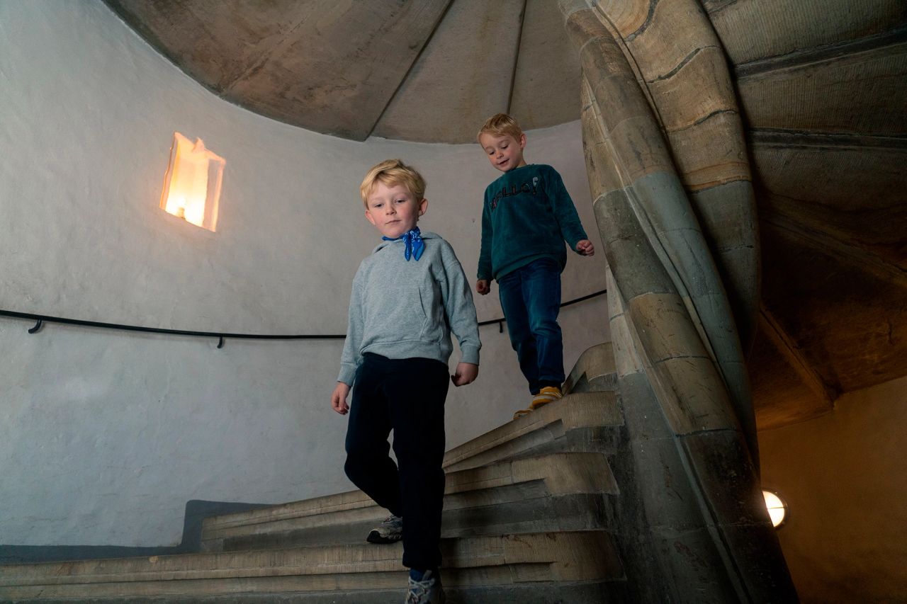 To drenge på vej ned af trappen