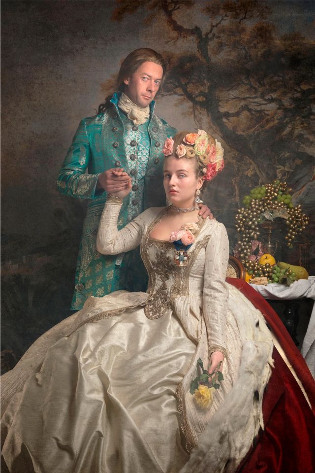 Kunstnerisk portræt af dronning Caroline Mathilde og hendes hovmester i pragtfulde 1700-tals kostumer – stiliseret historiebillede til Kronborgs formidling