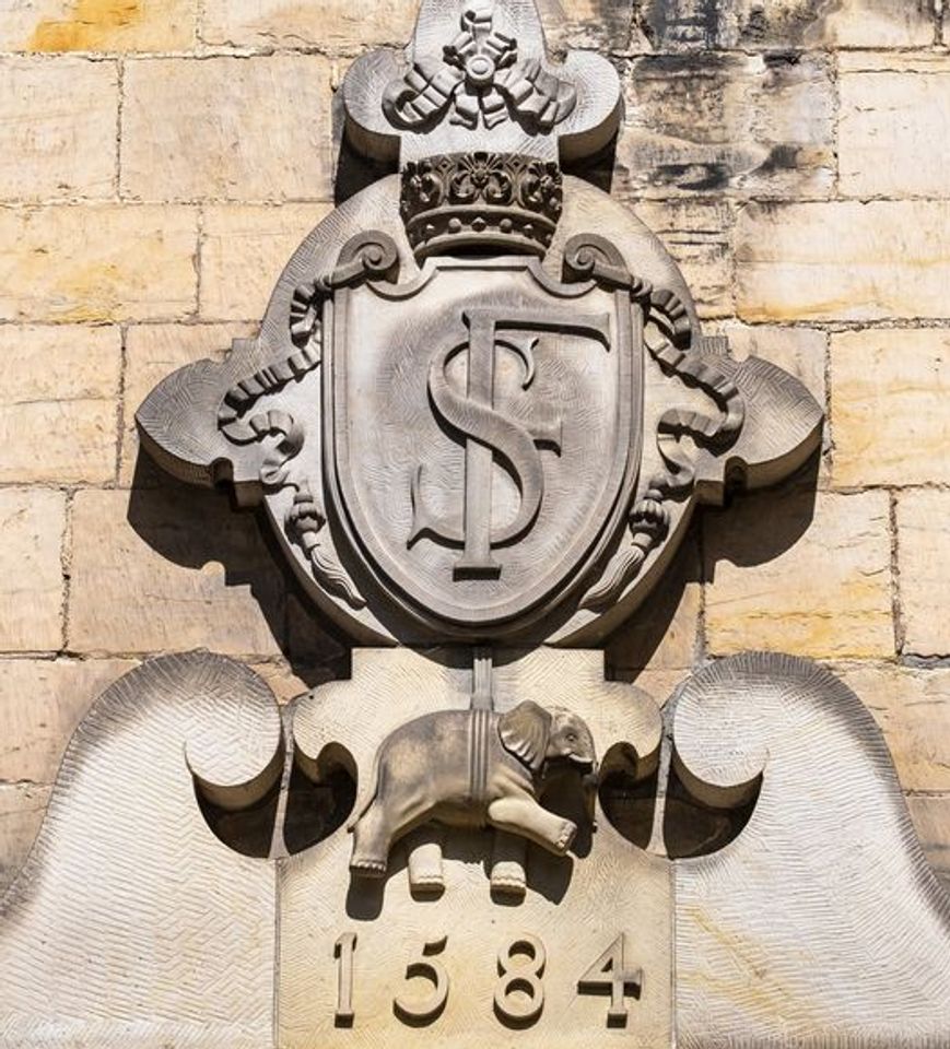Stenhugget kongevåben med krone og årstallet 1584 på Kronborgs sandstensfacade – Elefantordenens symbol ses under skjoldet