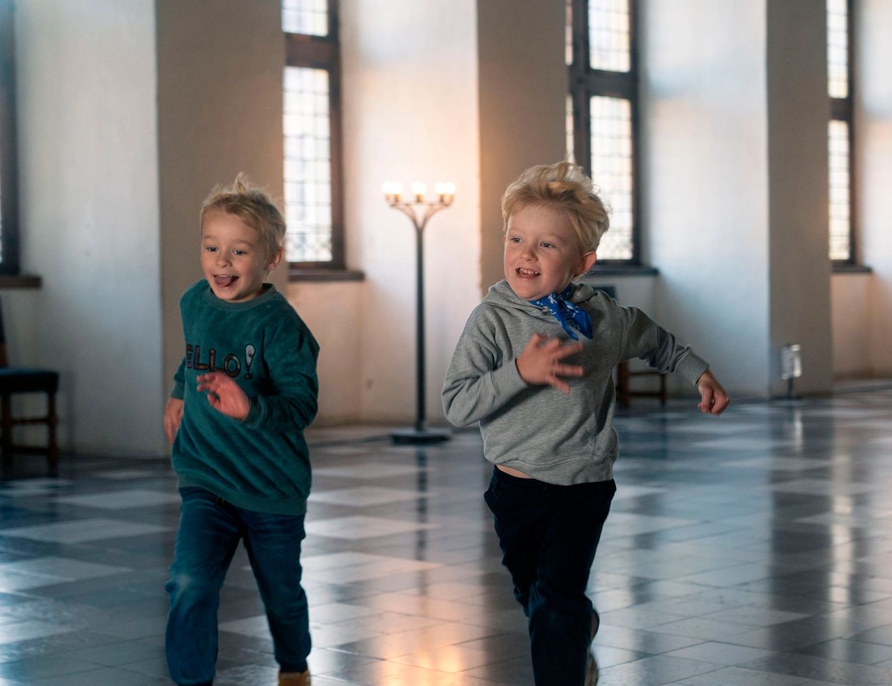 To drenge løber i dansesalen