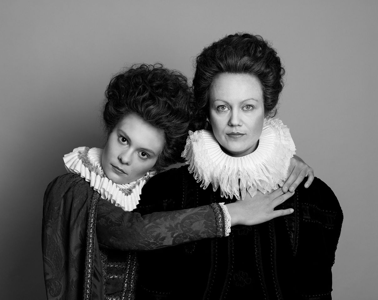 Black-and-white studio portrait of two performers in Renaissance costume with ruffled collars and brocade gowns – for a Kronborg theatre or exhibition production