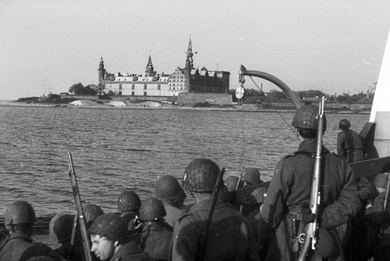 Sort hvid foto af soldater foran Kronborg